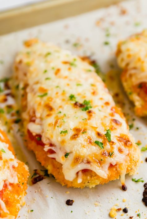 Baked Chicken Parmesan is a quick and easy version of a classic family favorite. Your family will fight for seconds! Baked Chicken Cordon Bleu, Bread Roast, Chicken Parmesan Recipe Easy, Reheat Chicken, Roasted Beet Salad, Easy Chicken Parmesan, Chicken Parmigiana, Parmesan Crusted Chicken, Baked Chicken Parmesan