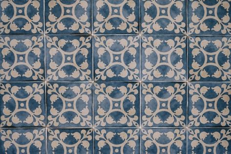 Linda parede de azulejos marroquinos par... | Free Photo #Freepik #freephoto #fundo #textura #parede #colorido Corrugated Metal Projects, Blue Marble Tile, Blue Tile Wall, Privacy Fencing, Brick Wall Texture, Miniature Building, Back Splashes, Mediterranean Tile, Terrazzo Tile