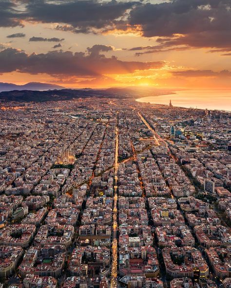 8,105 Me gusta, 121 comentarios - Andrew Griffiths (@lensaloft) en Instagram: "First Light - Barcelona" Barcelona Sights, Family Vacation Spots, Visit Barcelona, Barcelona City, Barcelona Travel, Big Adventure, City Aesthetic, Iconic Landmarks, Barcelona Spain