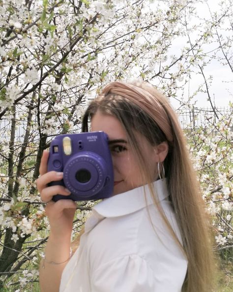 #instax #polaroid #instantfoto Poses With Polaroid Camera, Instax Mini 11 Aesthetic, Instax Photos Ideas, Instax Aesthetic, Polaroid Camera Ideas, Barbie Poses, Girly Pose, Instax Mini Ideas, Camping Photoshoot