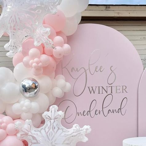 Winter Onederland Picture Ideas, Winter Onederland Pinata, Winter Onederland Party Backdrop, 1st Birthday Themes February, Winter In Onederland Party Ideas, Winter Wonderland Birthday Party Theme, Winter Onederland Balloon Garland, Winter Onederland 1st Birthday, Winter Onederland Balloons