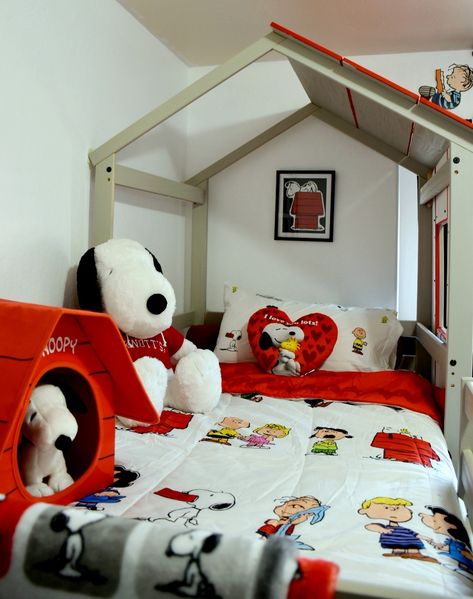 Snoopy Bedroom Ideas, Snoopy Home Decor, Snoopy Room Decor, Snoopy Baby Room, Snoopy Bedroom, Snoopy Room, Snoopy Nursery, Snoopy Merchandise, Peanuts Nursery