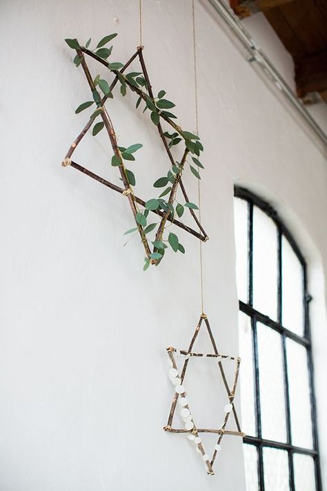 Star garland. Image by Anouschka Rokebrans via Avenue Lifestyle Natal Natural, Hanukkah Lights, Navidad Natural, Jewish Crafts, Minimalist Christmas Decor, Scandinavian Christmas Decorations, Chanukah Decor, Hanukkah Decorations, Simple Christmas Decor