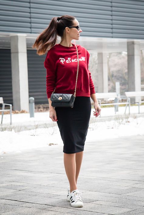 Short Outfit Ideas, Jeans White Sneakers, Red Combination, Street Style Outfits Casual, Skirt And Sneakers, Outfit Formulas, Quirky Fashion, Beautiful Dress Designs, Black Cross Body Bag