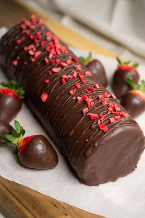 Chocolate Strawberry Swiss Roll, Swiss Roll Strawberry, Roll Cake Chocolate, Valentines Swiss Roll, Chocolate Strawberry Roll Cake, Swiss Roll Decoration, Cake Decoration With Flowers, Cake Decoration For Men, Chocolate Strawberry Dessert