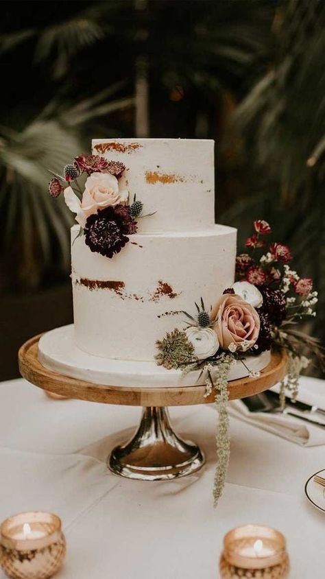 25 Delicious Rustic Wedding Cakes Perfect For Fall Weddings Crumb Coat Cake Wedding, Crumb Coat Cake Design, Crumb Coat Wedding Cake, Boho Cake Design, Wedding Cake Minimal, Boho Style Cake, Minimal Wedding Cake, Wedding Cakes Rustic, Elegant Cake Pops