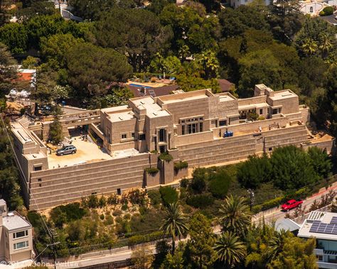 Ennis House, House On Haunted Hill, Frank Lloyd Wright Architecture, Frank Lloyd Wright Buildings, Frank Lloyd Wright Design, Frank Lloyd Wright Homes, Brown House, Organic Architecture, Art Deco Architecture