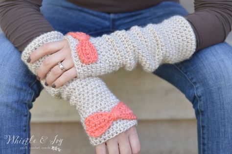 FREE Crochet Pattern: Crochet Color Block Mittens | These cozy and trendy mittens are made easily with 3 blocks of bright color. Crocheted Gloves, Crochet Fingerless Gloves Free Pattern, Crochet Arm Warmers, Crochet Hand Warmers, Fingerless Gloves Crochet Pattern, Ribbed Crochet, Glove Pattern, Crochet Patterns Free, Gloves Pattern