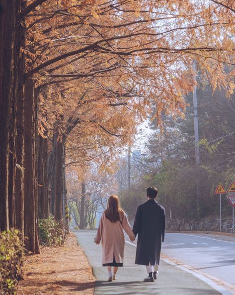 Engagement Photos Japan, Autumn Couple Photoshoot, Autumn Photography Portrait, Japan Photoshoot, Autumn In Korea, Korea Photo, Japan Autumn, Winter In Japan, Pre Wedding Photoshoot Outfit