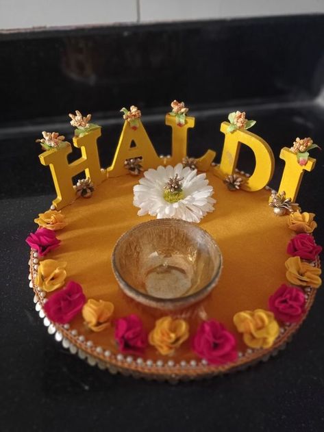 Haldi Decoration Thali, Haldi Tray Decoration Ideas Pakistani, Haldi Designs Decor, Kankotri Function Decoration Ideas, Haldi Ceremony Thali Decoration, Diy Haldi Plate, Haldi Plate Decoration Ideas Indian, Haldi Plates Decoration Ideas, Pithi Decoration Thali