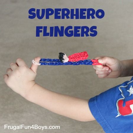 Rainbow Loom Superhero Flingers - with a video tutorial. Great gift idea for an older kid to make for a younger one. Fun Loom, Rubber Band Crafts, Bracelet Loom, Rainbow Loom Creations, Rainbow Loom Patterns, Rainbow Loom Designs, Superhero Crafts, Rainbow Loom Bands, Rainbow Loom Charms