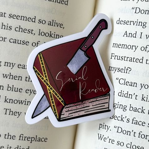 🔪 Serial Reader 🔪 It’s #MurderMonday, and what better way to celebrate than with this new Serial Reader sticker!? Perfect for all my fellow dark romance and thriller lovers! 😍 💭 Which sticker is your fave from the new drop? I can’t decide between this and the Kindle Ghostie—but I’m loving the crime vibes on this one! 🤭 ✨ Grab this sticker and so many more at my shop! Tap the link in my bïo or head to www.craftyelise.com 🫶🏽 I hope you all have an amazing day! . . . . . . . . . . 🏷: #Serial... Bookmarks Stickers, Pretty Stickers, Create Labels, Book Merch, Bookish Merch, Dark Romance Books, Book Things, Book Nooks, Book Lovers Gifts