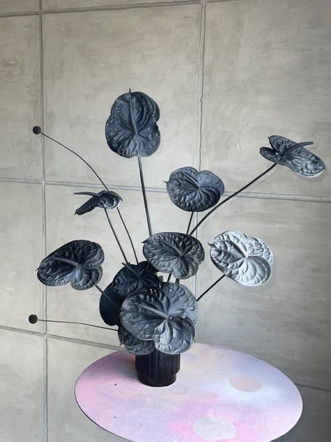 Black Flowers Arrangement, Blue Anthurium, Black Anthurium, Monochromatic Flowers, Sogetsu Ikebana, Green Wedding Flowers, Flower Arrangement Designs, Ikebana Flower Arrangement, Boquette Flowers