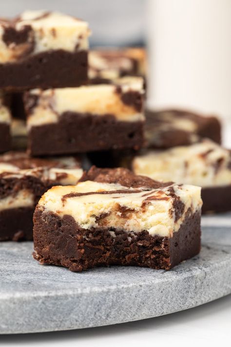 Icing Brownies, Recipe Brownies, Brownies Cheesecake, Classic Brownies Recipe, Velvet Brownies, Cheesecake Brownies Recipe, Cheese Brownies, Brownies From Scratch, Cheesecake Brownie