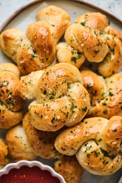 Easy Homemade Garlic Knots | Olive & Mango Homemade Garlic Knots, Garlic Knots Recipe, Garlic Rolls, Homemade Garlic Bread, Crescent Recipes, Garlic Knots, Easy Homemade Pizza, Garlic Bread Recipe, Homemade Dough