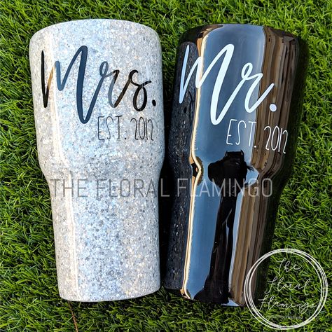 Bridal Shower Ideas White, Bride Tumbler Cup, Ms To Mrs, Bride Tumbler, Wedding Tumblers, Bridesmaid Tumbler, Resin Tumblers, Wine Glass Crafts, Glitter Tumbler Cups