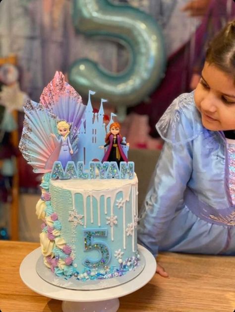 Elsa And Anna Cake Topper, Elsa Cake Ideas, Elsa And Anna Cake, Frozen Cake Ideas, Frozen Birthday Cake Ideas, Elsa Birthday Cake, Pastel Frozen, Frozen Birthday Party Cake, Frozen Themed Birthday Cake