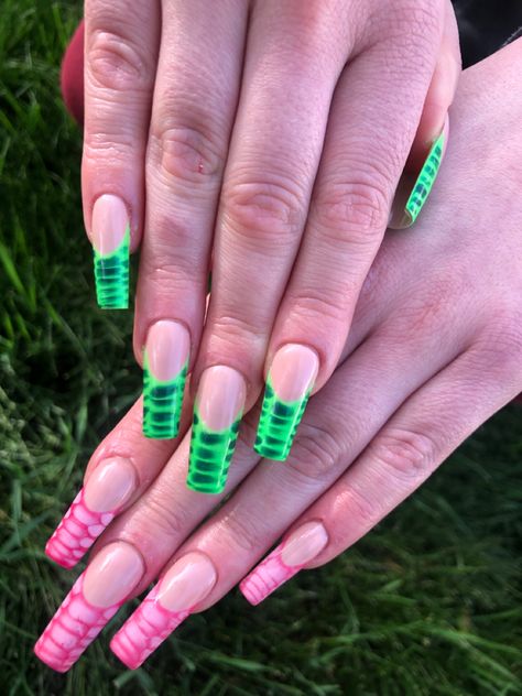 Neon Snake Nails, Hot Pink And Green Nails, Reptile Nails, Snake Print Nails, Nail Inspo For Summer, Snake Nails, Burberry Nails, Nail Designs Bling, Spring Acrylic Nails