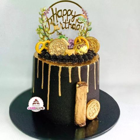 Black butter cream and gold drip Black Cake Drip, Black And Gold Drip Cake, White And Gold Drip Cake Birthday, White Cake With Gold Drip, Black Cake Gold Drip, Black And Gold Cake, Gold Drip, Gold Cake, Cream And Gold