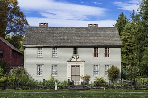 American Colonial New England Colonial House Exterior, Salt Box Shed, New England Colonial House, American Colonial Architecture, Old Colonial Homes, American Colonial Style, New England House, Early American Homes, Colonial House Exteriors