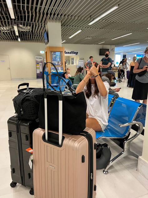 Bangkok Travel Aesthetic, Airport Pics Aesthetic, Airport Pics, Airport Vibes, Foto Best Friend, International Travel Essentials, Airplane Car, Airport Pictures, Airport Aesthetic