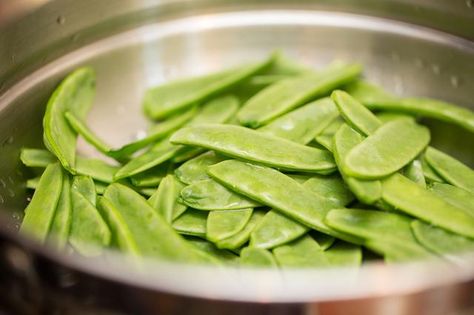 How to Cook Mangetout Savoury Meals, Steamed Veggies, Steam Veggies, Main Course Dishes, Snow Peas, Garden Recipes, How To Cook, Vegetable Recipes, Main Course