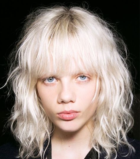 Match your platinum-blond color with a shag cut and bangs for the hippest hair look of 2016. Check out more shag inspo here. Hip Hair, Color Rubio, Medium Layered Hair, Wavy Bob Hairstyles, Wavy Bob, Medium Short Hair, Wavy Curly Hair, Short Hair Styles For Round Faces, Color Your Hair