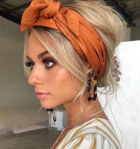 Hair Scarf Styles, Penteado Cabelo Curto, Hair Scarf, Hair Dos, Headband Hairstyles, Scarf Hairstyles, Scarf Styles, Summer Hairstyles, Hair Trends