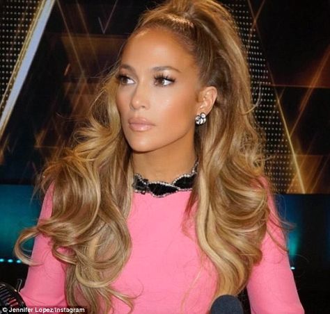 Jennifer Lopez Hair Color, Jlo Makeup, Jlo Hair, Jennifer Lopez Hair, Hair Half Up Half Down, Hair Half Up, Honey Blonde Hair, Half Up Hair, Honey Blonde