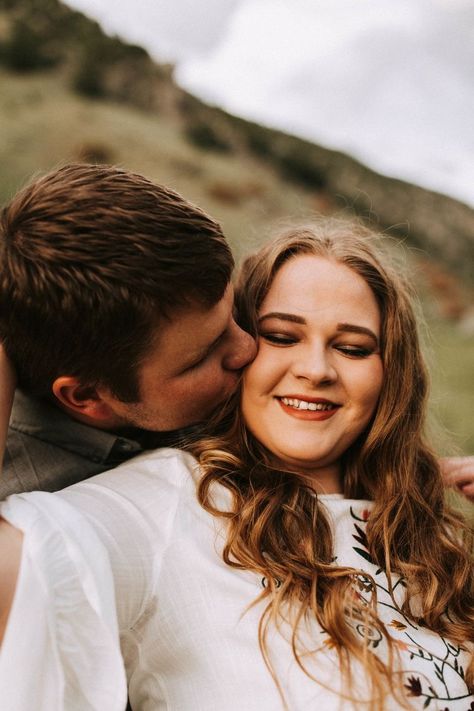 Plus Size Photography Poses Couples, Rustic Outfit, Plus Size Engagement Photos, Unique Engagement Photo Poses, Casual Engagement Photos Outfits, Casual Engagement Photos, Utah Wedding Photography, Summer Engagement Photos, Outfits Jeans