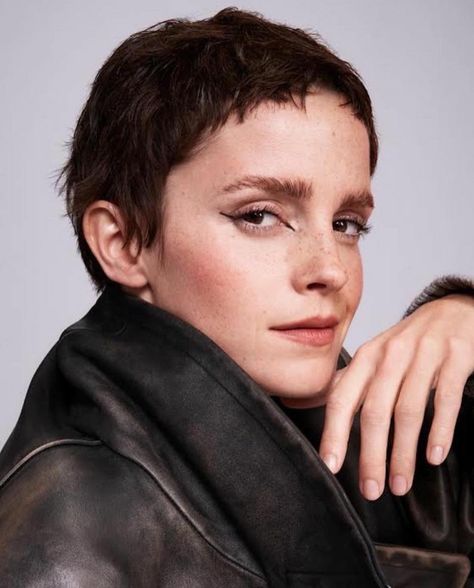 Emma Watson Pixie, Emma Watson Short Hair, Micro Pixie, Pixie Haircut Styles, Hair Raising, Very Short Hair, Pixie Haircuts, Short Pixie Haircuts, Short Pixie Cut