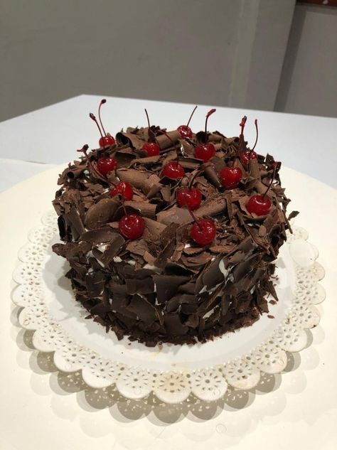 Black Forest Cake Aesthetic, Aesthetic Chocolate Cake, Chocolate Cake Aesthetic, Donat Glaze, Dessert Gourmet, Desserts Aesthetic, Cake Cherry, Chocolate Cake Designs, Vintage Birthday Cakes