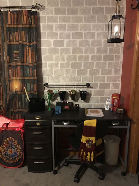 Room Harry Potter, Harry Potter Themed Bedroom, Hogwarts Room, Apartment Barcelona, Vault Ceiling, Barrel Vault, Harry Potter Bedroom Decor, University Rooms, Harry Potter Toms