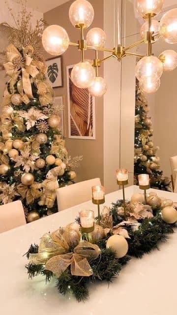 White And Gold Decorations, Elegant Christmas Tree Decorations, Pretty Christmas Decorations, Christmas Decorations Apartment, Gold Decorations, Christmas Apartment, Elegant Christmas Trees, Creative Christmas Trees, Christmas Floral Arrangements