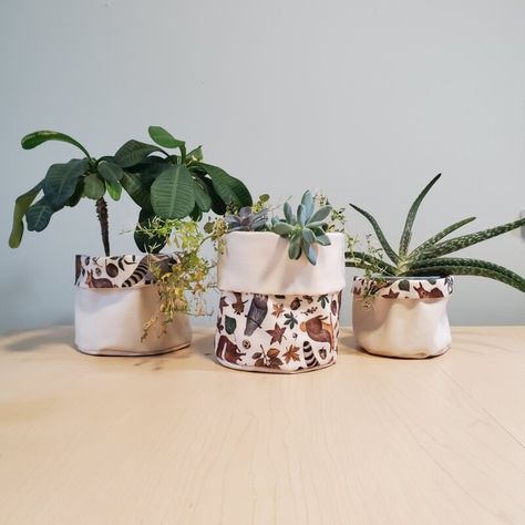 These DIY fabric planters go together in a snap, with no pattern needed! Grab your plants and learn how you can make custom planters for each of your pots. Fabric Planters, Diy Crafts Vintage, Flower Shop Decor, Mood Sewciety, Planter Bags, Custom Planters, Plant Pot Covers, Plant Pot Holders, Pot Crafts