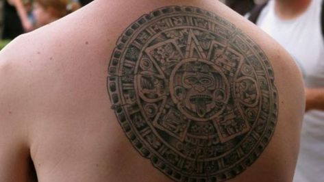 Inspírate con los mejores 57 tatuajes mexicanos con diseños aztecas Aztec Back Tattoo, Aztec Tattoos Sleeve, Aztec Tattoos, Inca Tattoo, Aztec Tattoo Designs, Polynesian Tattoos, Marquesan Tattoos, Mens Shoulder Tattoo, Aztec Tattoo