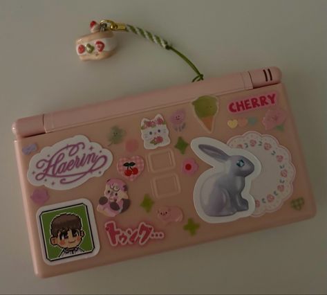 Ds Games Nintendo, Aesthetic Switch Lite, Decorated Nintendo Ds, Nintendo Ds Decoration, Ds Aesthetic Nintendo, Nintendo Ds Lite Aesthetic, Ds Lite Aesthetic, Ds Decoration, Cute Ds Games