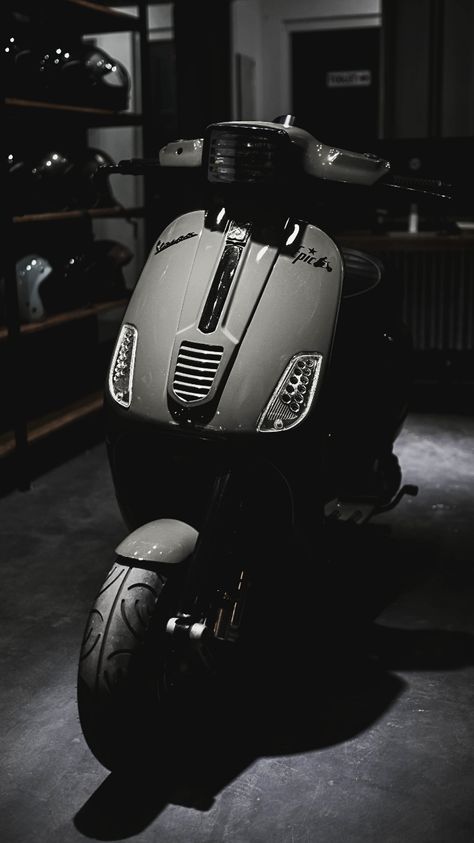 Black Vespa Aesthetic, Wallpaper Vespa, Vespa 125, Vespa S, Vespa Piaggio, Black Hd Wallpaper, Vespa Sprint, Scooter Design, Cafe Racer Bikes