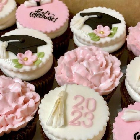 Grad Cap Cupcakes, Simple Graduation Cupcakes, Graduation Cupcakes Pink, Pink Graduation Cupcakes, Grad Cupcakes Ideas, Graduation Cupcakes 2023, Pink Graduation Cakes, Graduation Cupcakes 2024, Graduation Cupcake Ideas