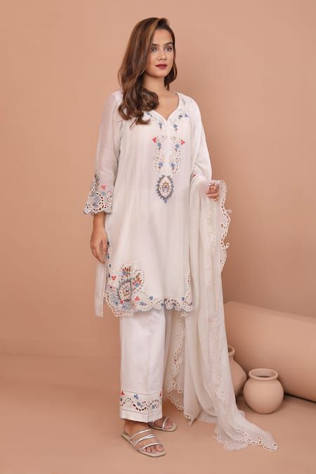 Cutwork Dress, Kurta Patterns, Flower Machine Embroidery Designs, Embroidered Kurti, Women Kurta, Latest Dress Design, Kurta Style, Pakistani Dresses Casual, Beautiful Pakistani Dresses