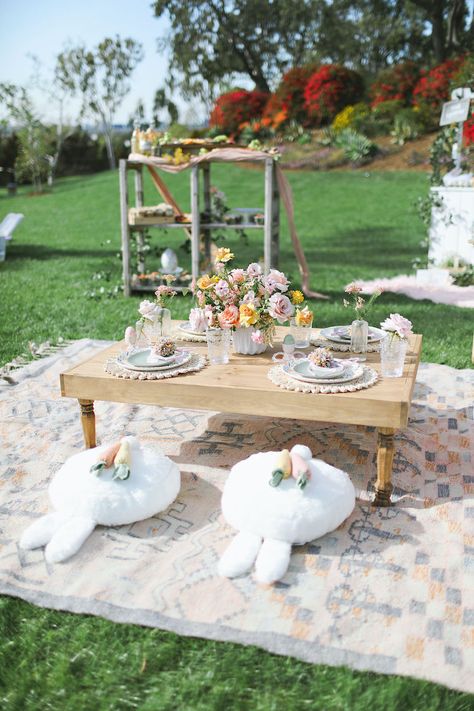 Hopping bunnies and beautiful spring details, this Boho Bunny Petting Zoo Party by Karina Murillo of Diamond Events, out of Irvine, CA, has me feeling swell! Featuring a gorgeous boho guest table... And did I mention the savory spring treats?... This event is seriously too too sweet! So gather your friends and join in on the fun and be sure to spot these favorite party elements: Cute Chamomile  Cake Adorable Boho Bunny Table Settings Bunny Pillow Seats Custom Bunny Ear Headbands Pretty Pastel Bl Bunny Party Decorations, Bunny Party Ideas, Easter Hosting, Petting Zoo Party, Boho Bunny, Easter Picnic, Easter Tea Party, Kids Easter Party, Easter Birthday Party