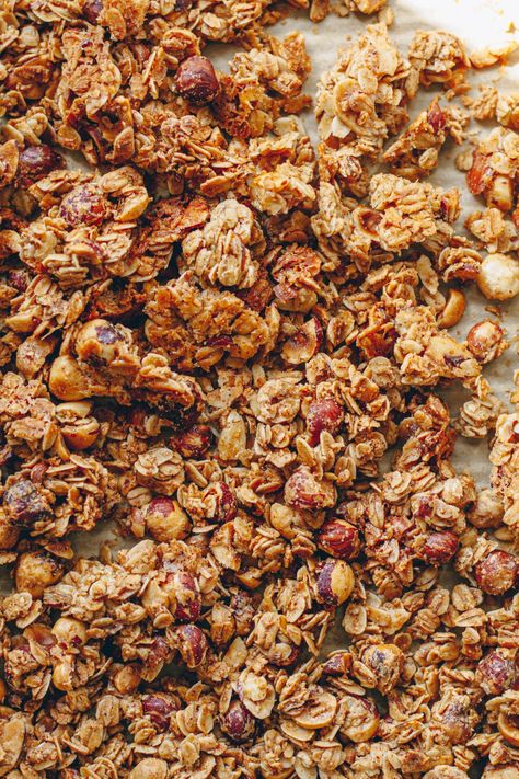 Homemade Maple Hazelnut Granola – healthienut – Easy to follow plant-forward recipes Gingerbread Baked Oatmeal, Hazelnut Granola, Vanilla Almond Granola, Make Your Own Granola, Maple Granola, Pumpkin Spice Granola, Granola Recipe Homemade, Almond Granola, Chocolate Granola