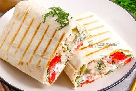 Wrap léger au poulet ww, un savoureux wrap léger ww garnie de poulet, tomate, cornichon et une sauce au yaourt légère, facile à réaliser Weigh Watchers, Fajitas, Pita, Weight Watchers, Pesto, Diner, Sandwiches, Sauce, Bread