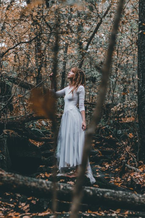 someday, when you look back on this, you’ll realize that your heart kept right on beating, even while it was breaking Nina Vibes, Forest Woman, Nature Photoshoot, Woods Photography, Forest Photos, Shotting Photo, Inspiring Photography, Foto Tips, Halloween Photoshoot