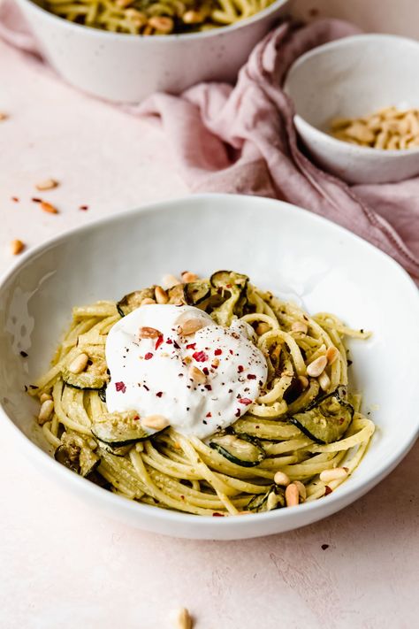 Pasta Pesto Met Gegrilde Courgette En Burrata - Food From ClaudNine Pasta Burrata, Vegetarische Diners, Burrata Pasta, Healthy Diners, Vegetarian Recepies, Pasta Pesto, Vegas Food, Happy Foods, Food Places