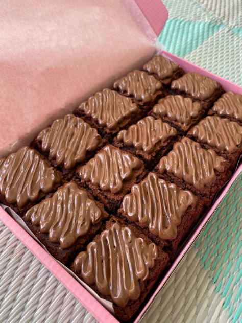 Brownie Aesthetic, Brownies Aesthetic, Brownie Boxes, Brownie Packaging, Baking Photography, Online Bakery, Brownies Recipe Homemade, Box Brownies, Catering Ideas Food