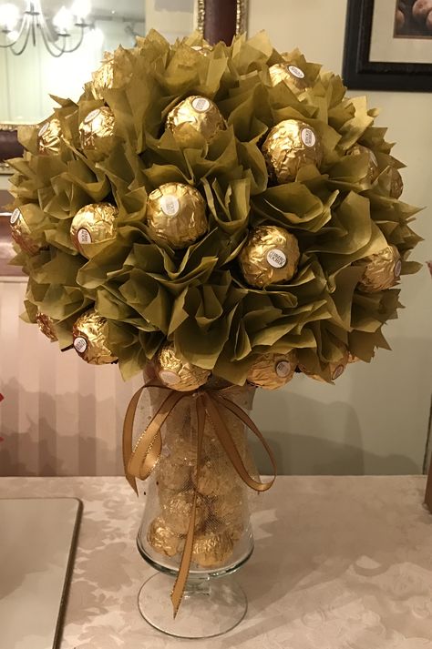 DIY Ferrero Rocher Centerpiece Ferrero Rocher Diy, Christmas Gift Ideas For Boyfriend, Tree Drawing Simple, Christmas Gift Baskets Diy, Candy Centerpieces, Chocolate Bouquet Diy, Gift Ideas For Boyfriend, Christmas Crafts For Adults, Christmas Baskets