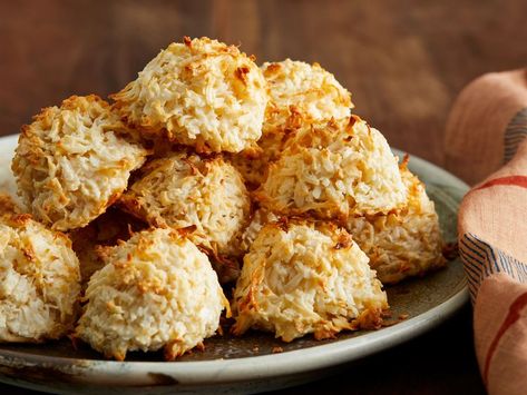 Coconut Macaroons Recipe Best Roast Chicken Recipe, Caponata Recipe, Coconut Recipes Dessert, Macaroons Recipe, Coconut Macaroons Recipe, Cake Mug, Coconut Desserts, Macaroon Recipes, Roast Chicken Recipes