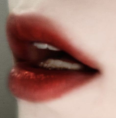 Lip Aesthetic Grunge, Pale Lips Aesthetic, Pale Vampire Aesthetic, Coquette Vampire Aesthetic, Ethereal Vampire Aesthetic, Vampire Core Makeup, Sapphic Vampire Aesthetic, 70s Vampire Aesthetic, Grunge Lip Makeup