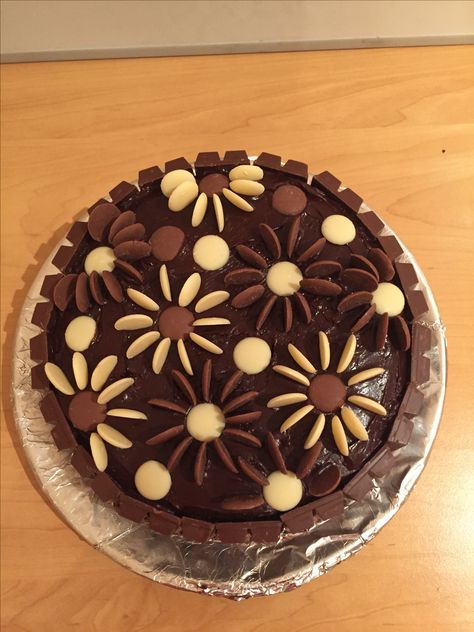 Chocolate cake decorated with chocolate buttons and Kit Kats Chocolate Button Cake, Apple Betty, Garnishing Ideas, Chocolate Cake Decorating Ideas, Chocolate Bar Cakes, Chocolate Fruit Cake, Sweetie Cake, Button Cake, Chocolate Cake Decorating